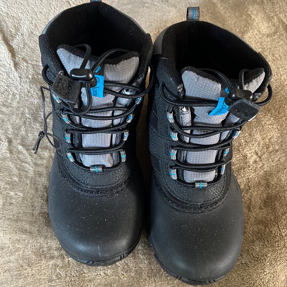 Columbia Boys size 1 waterproof boot, worn once.